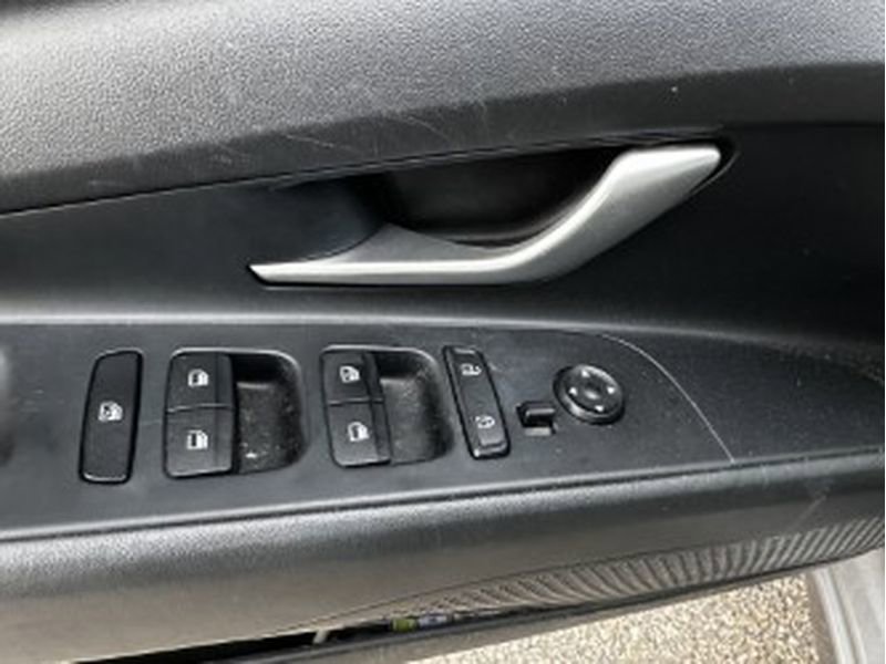 Used 2023 Hyundai Elantra SEL w/ Convenience Package image 16