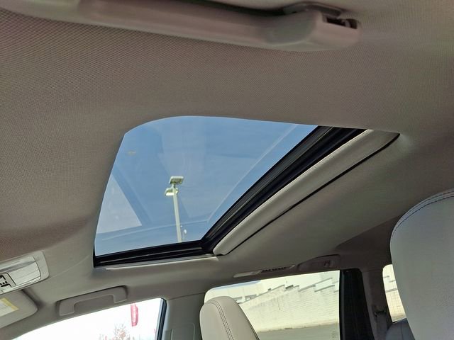 Used 2016 Toyota Highlander XLE w/ Four Season Floor Mat Package image 15