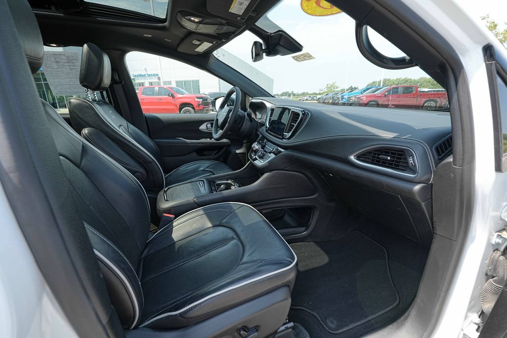 Used 2025 Chrysler Pacifica Limited FWD image 22