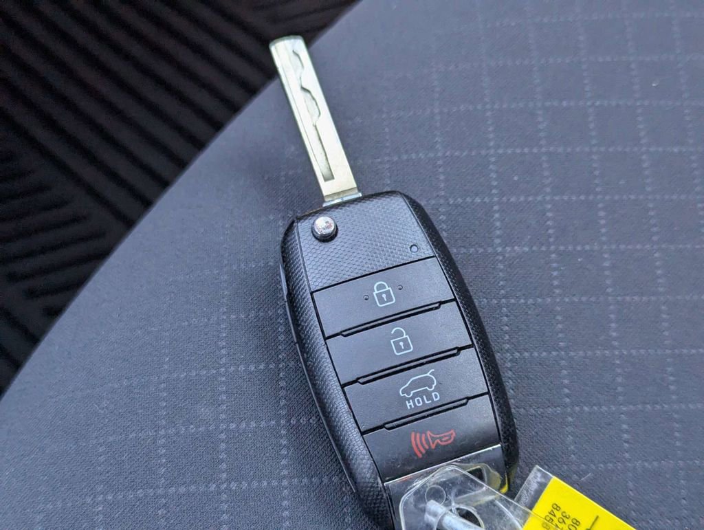 Used 2016 Kia Sorento LX image 28