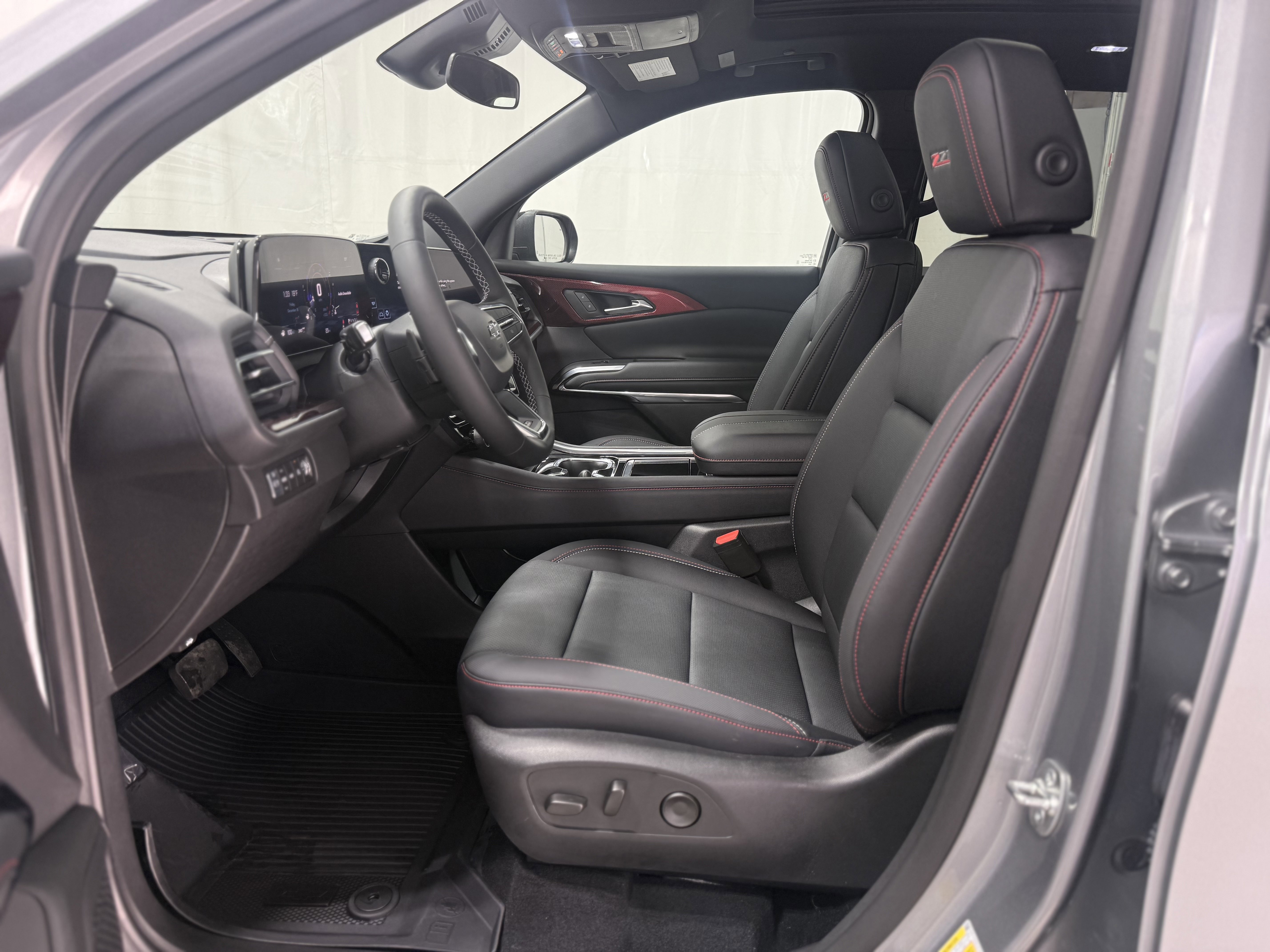 Used 2025 Chevrolet Traverse Z71 w/ Driver Confidence Package image 15