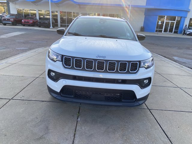 Used 2024 Jeep Compass Latitude image 3