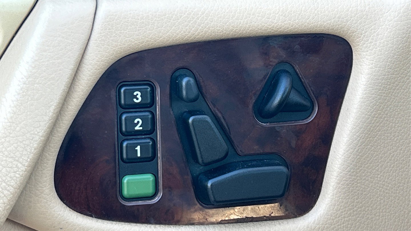 Used 2000 Mercedes-Benz E 320 Sedan image 39