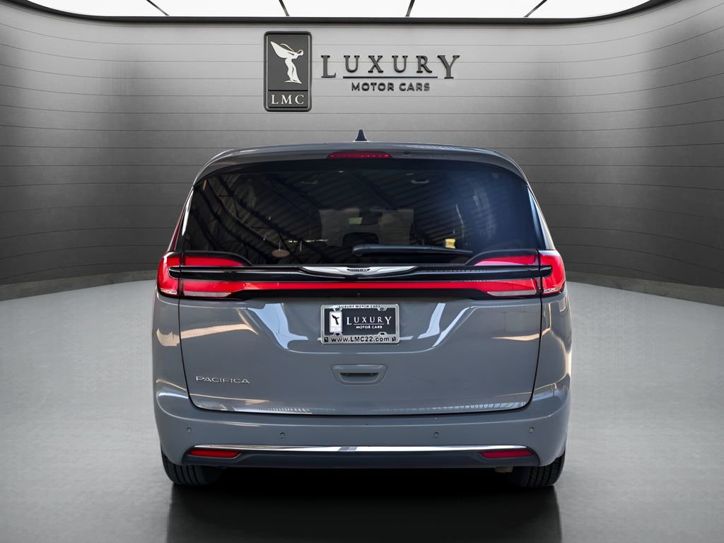 Used 2025 Chrysler Pacifica Select image 7