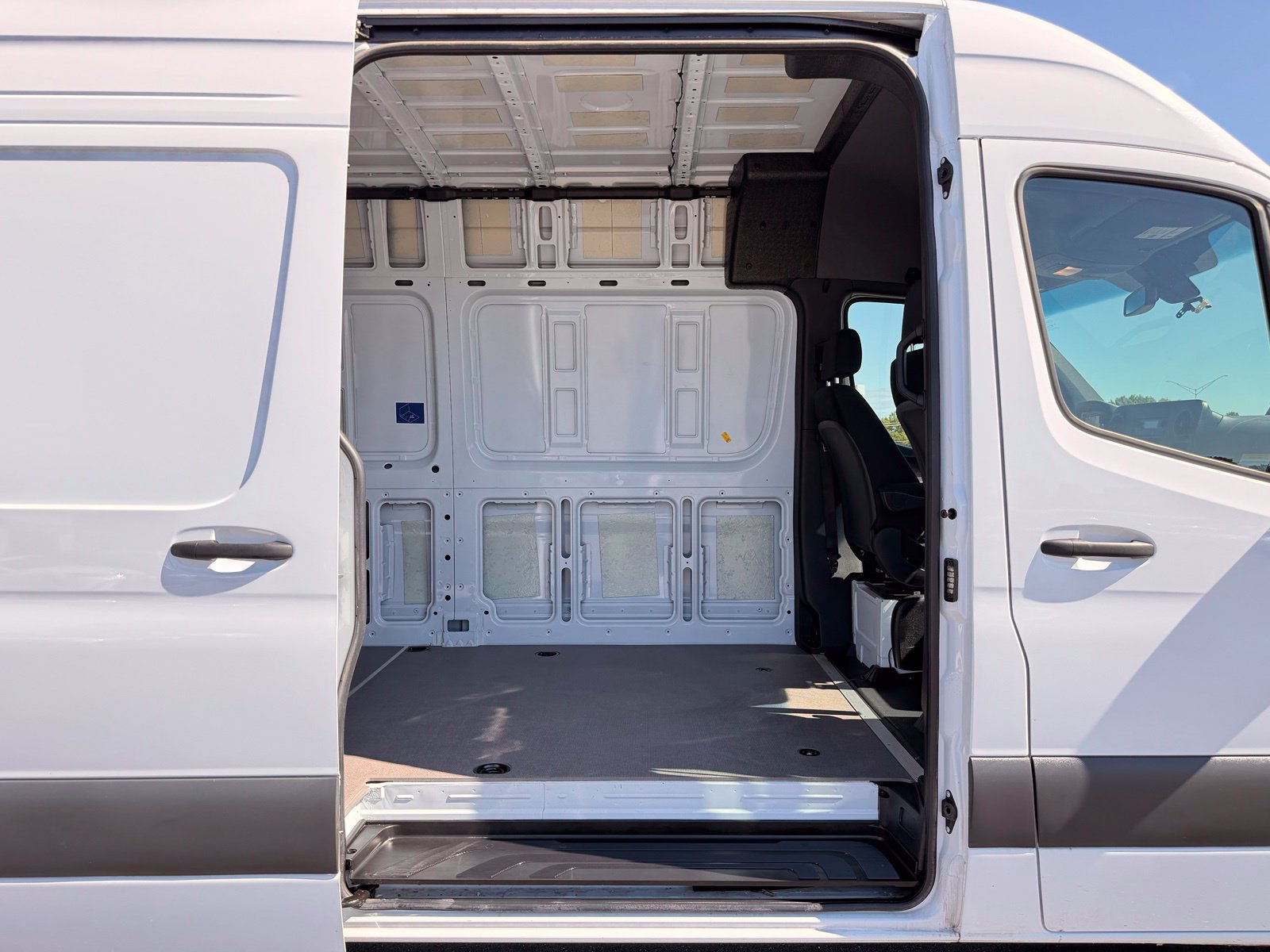 Used 2025 Mercedes-Benz Sprinter 2500 image 16