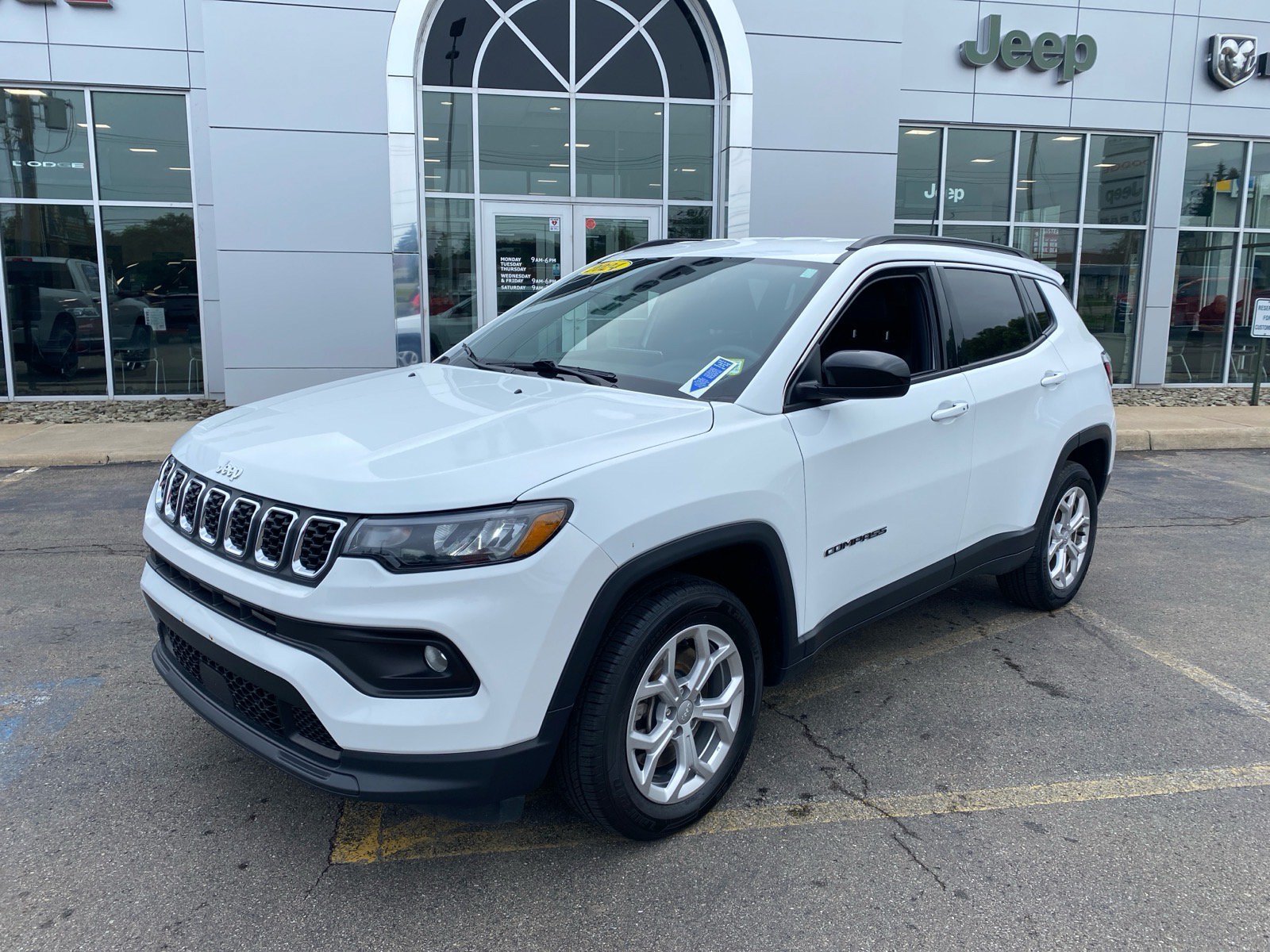 Used 2024 Jeep Compass Latitude AWD/4WD image 1