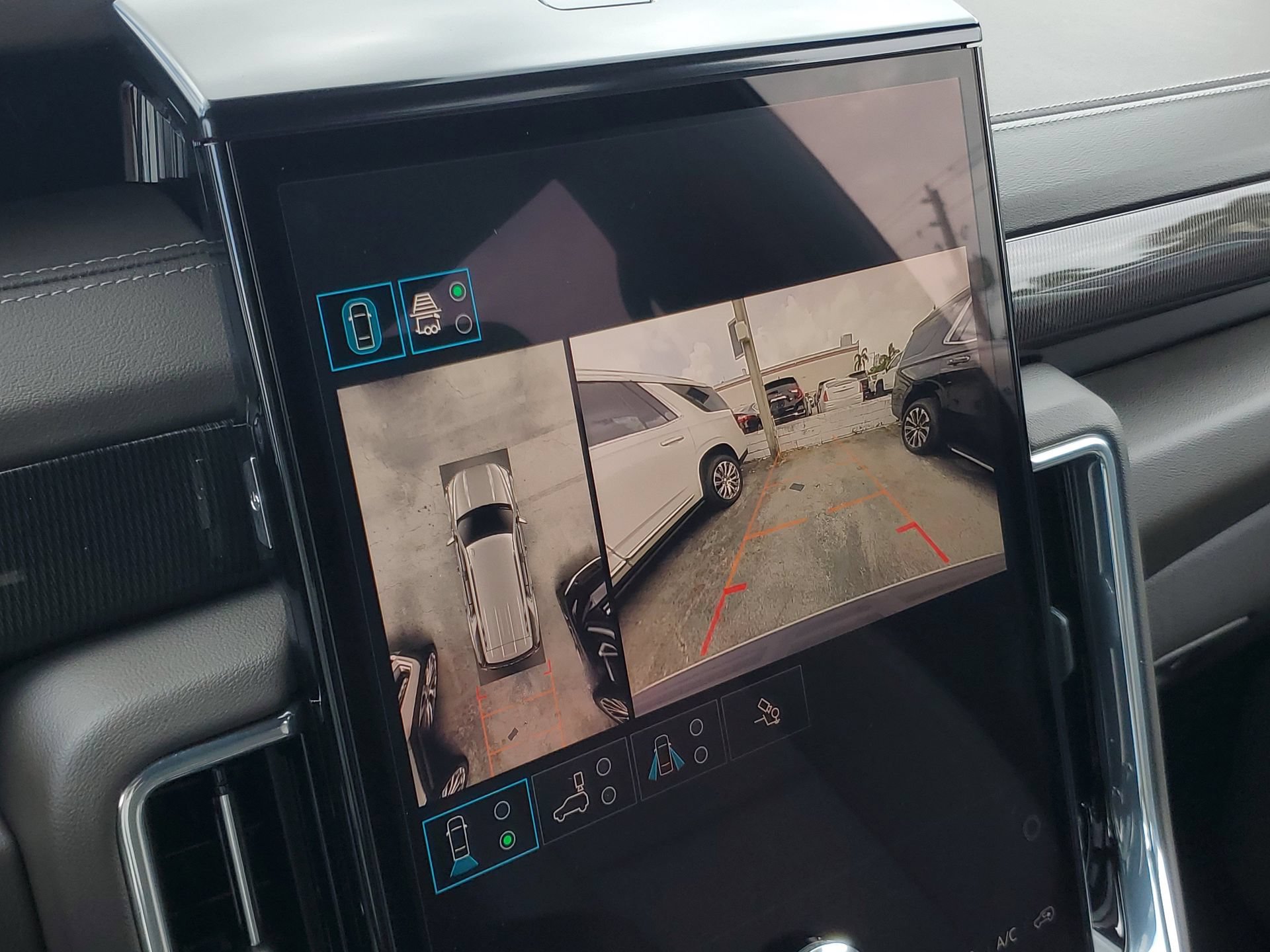 Used 2025 GMC Yukon Elevation RWD image 30