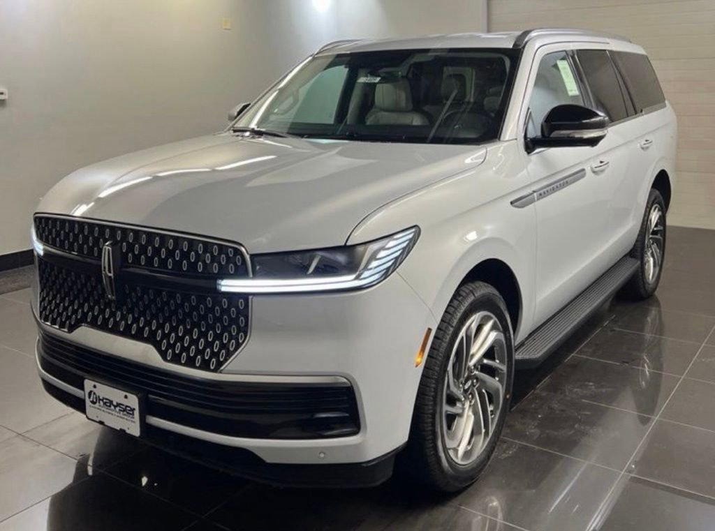 New 2026 Lincoln Navigator Premiere AWD/4WD image 3