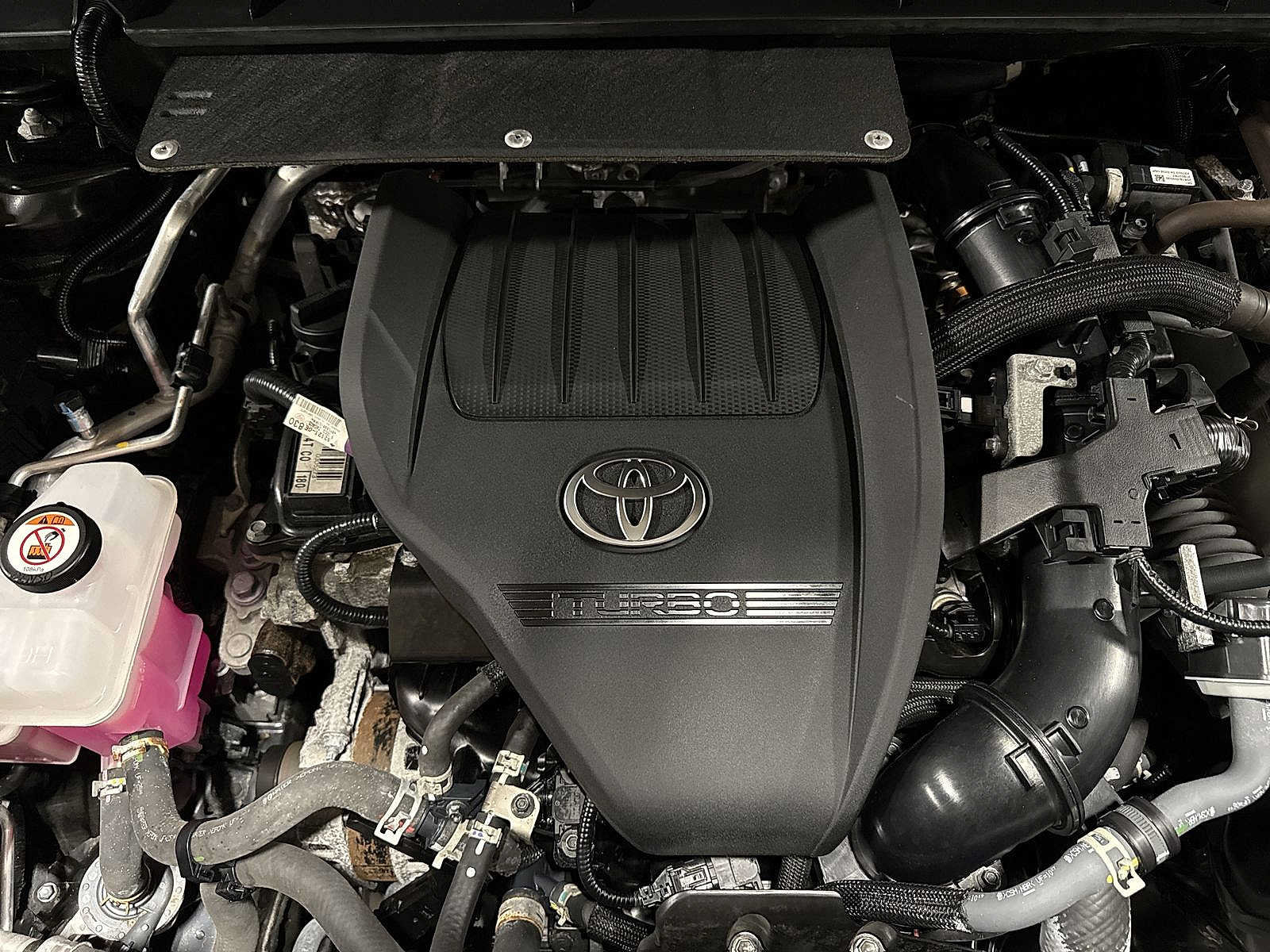 Used 2024 Toyota Highlander LE FWD image 12