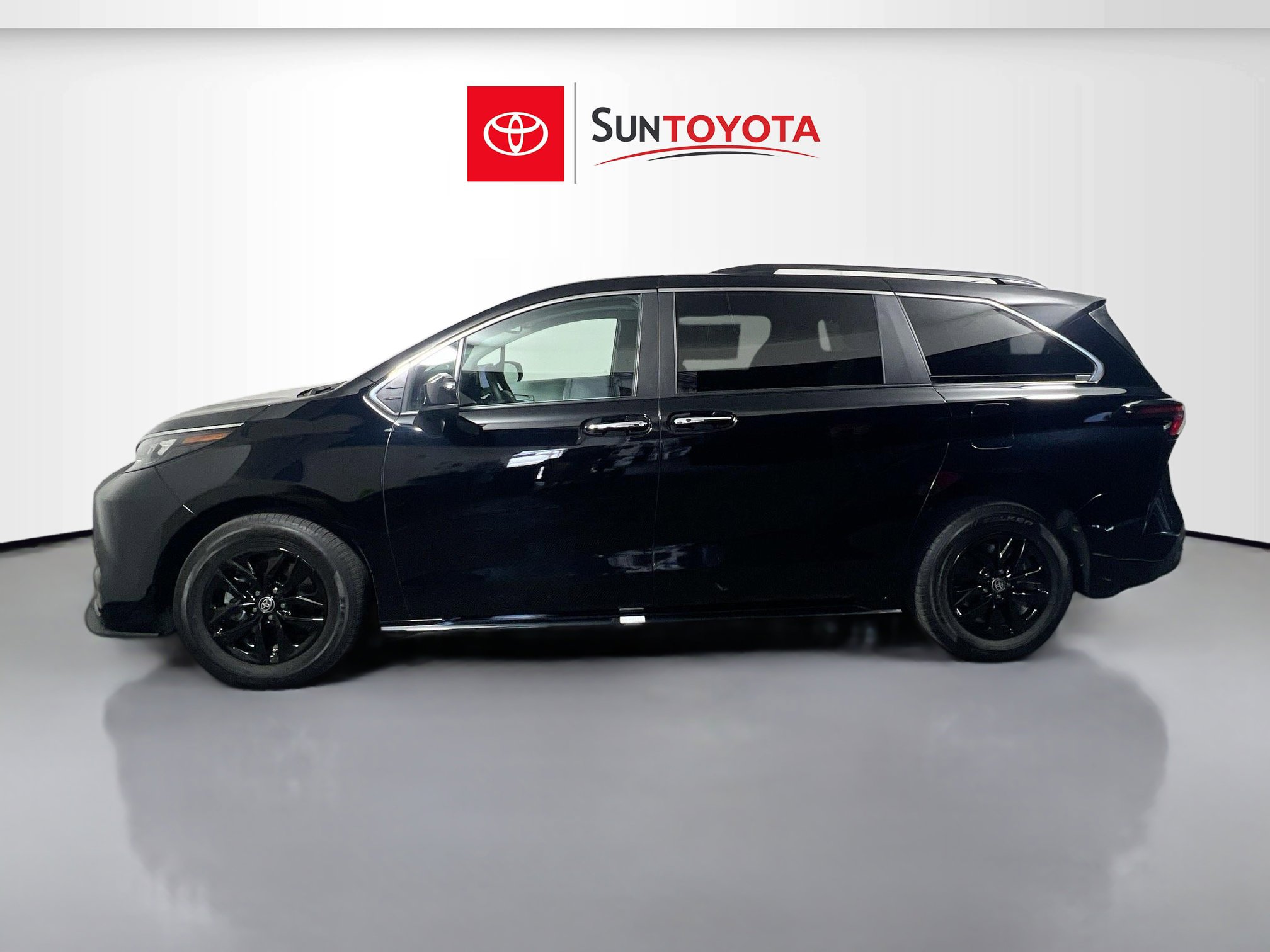 Used 2026 Toyota Sienna XLE FWD image 7