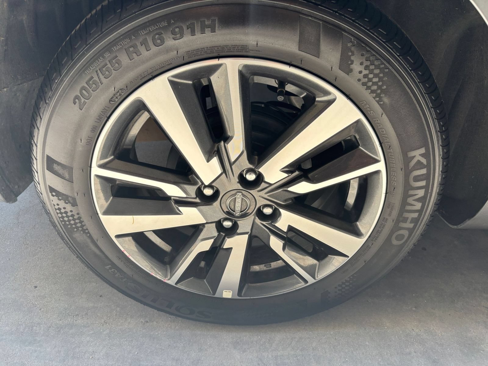 Used 2025 Nissan Versa SV FWD image 28