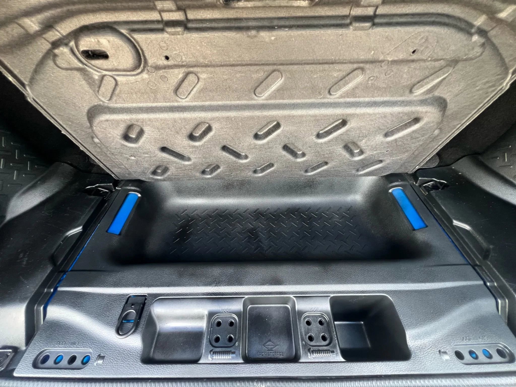 Used 2016 Jeep Wrangler Unlimited Rubicon w/ Connectivity Group image 26