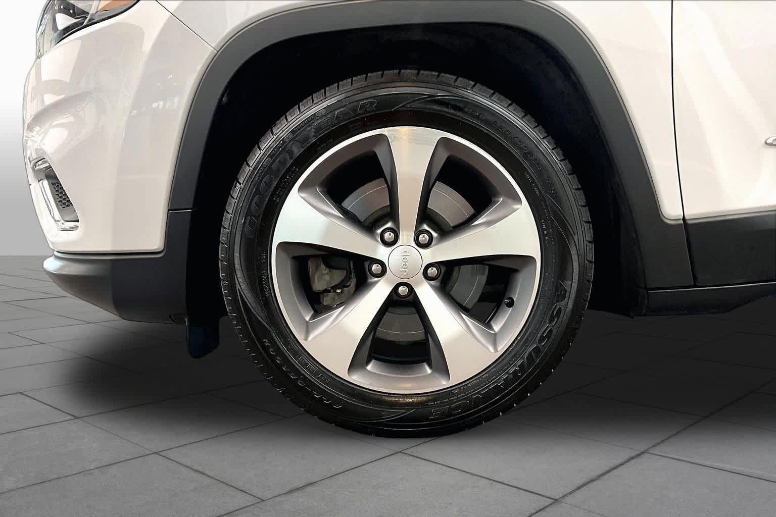 Used 2020 Jeep Cherokee Limited FWD image 11