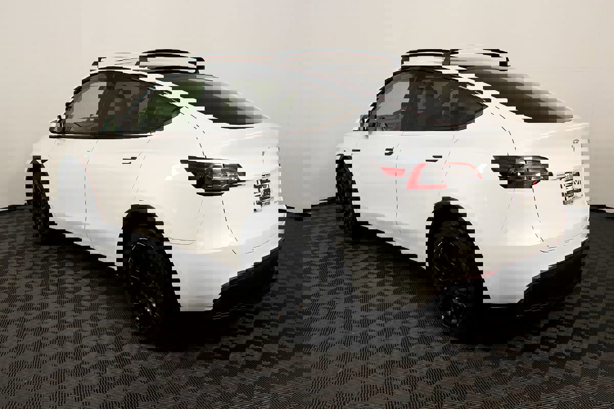 Used 2020 Tesla Model Y Long Range image 11