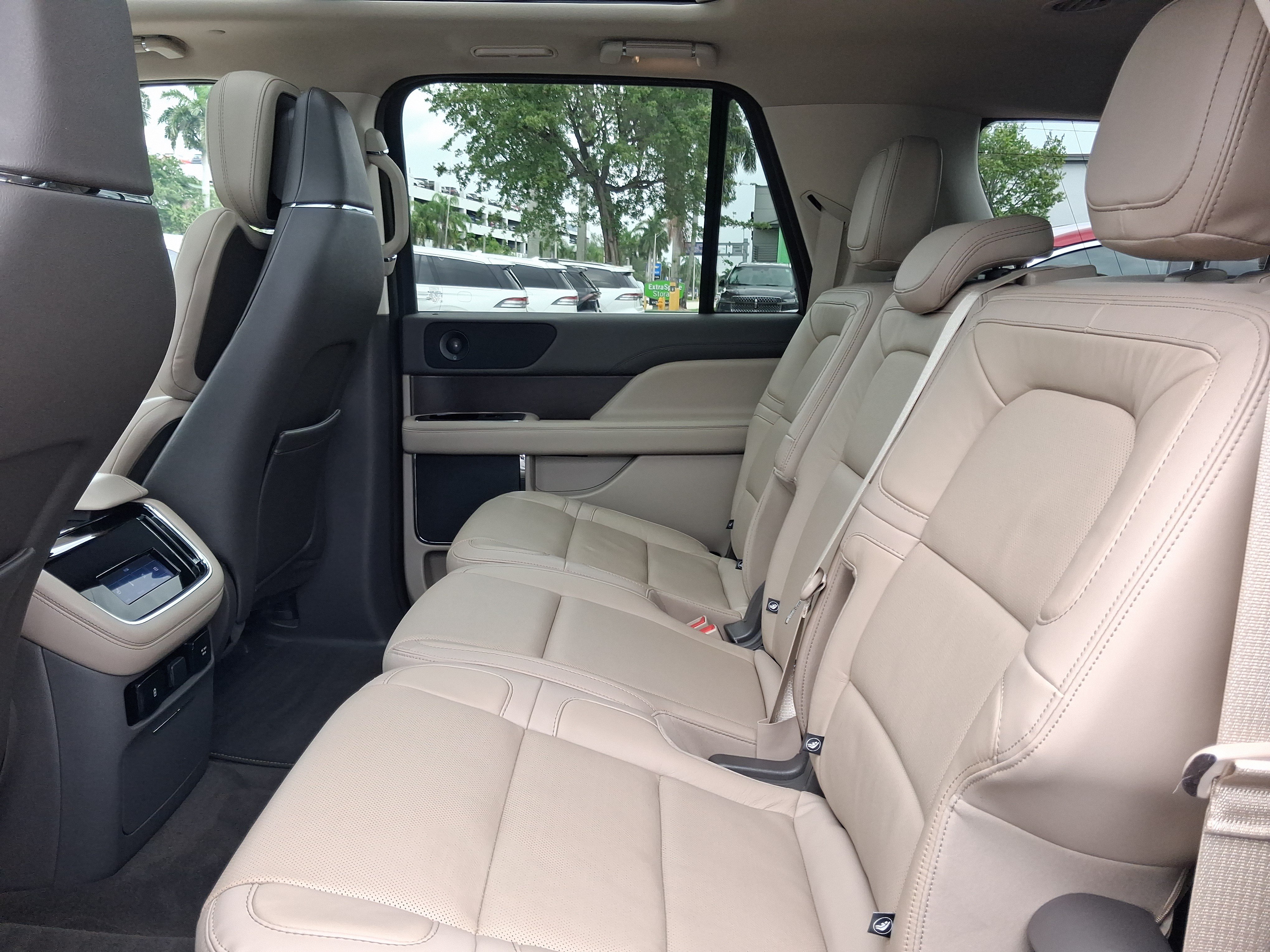 Used 2023 Lincoln Navigator L Reserve RWD image 6