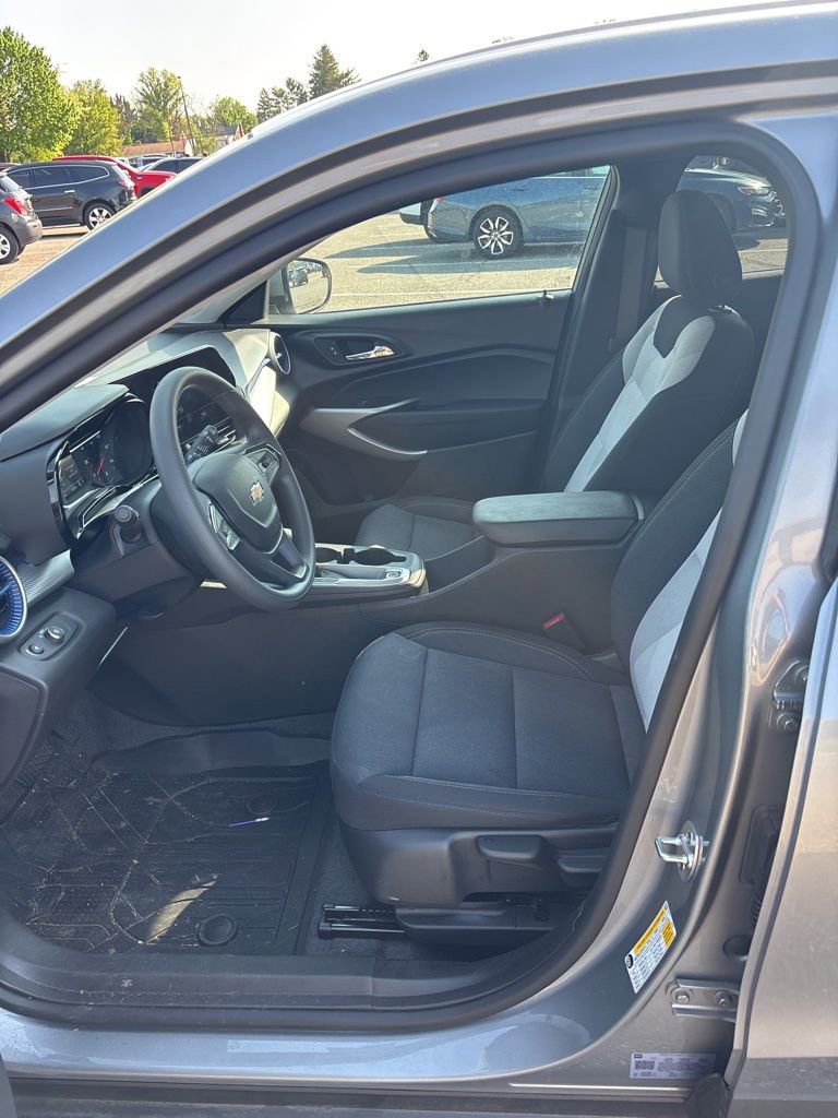 Used 2025 Chevrolet Trax LS w/ LS Convenience Package FWD image 10