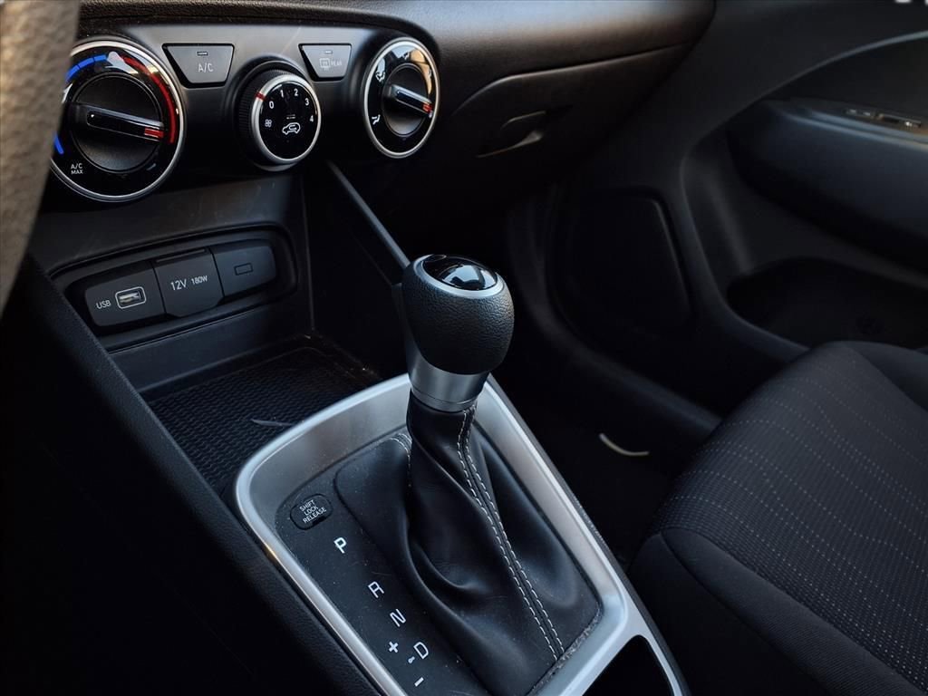 Used 2022 Hyundai Venue SE image 5