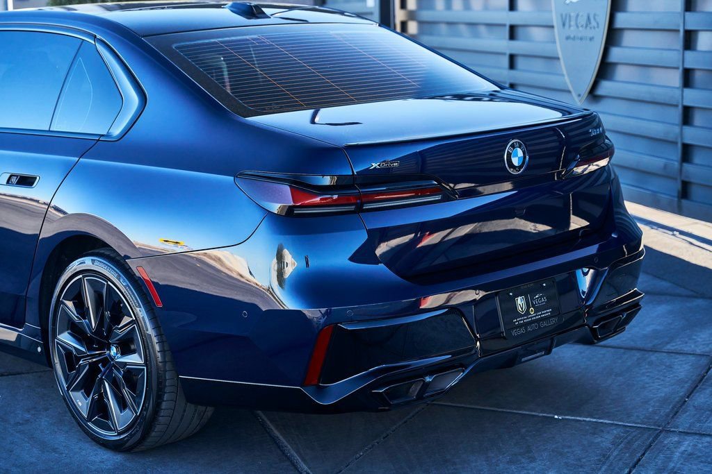 Used 2025 BMW 760i xDrive w/ Executive Package image 8