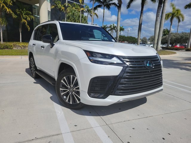Used 2022 Lexus LX 600 4WD w/ Premium Package image 2