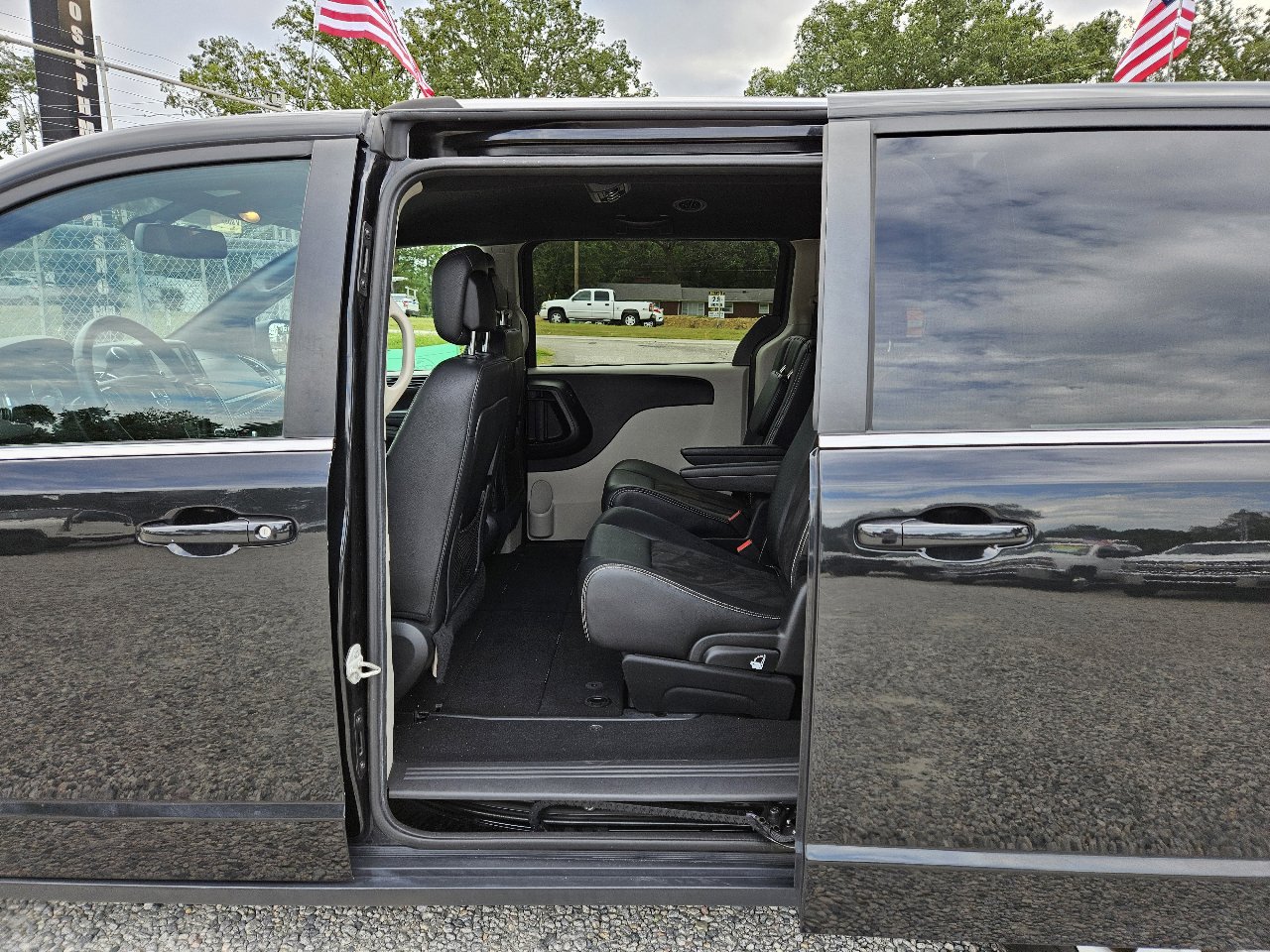 Used 2019 Dodge Grand Caravan SXT image 16