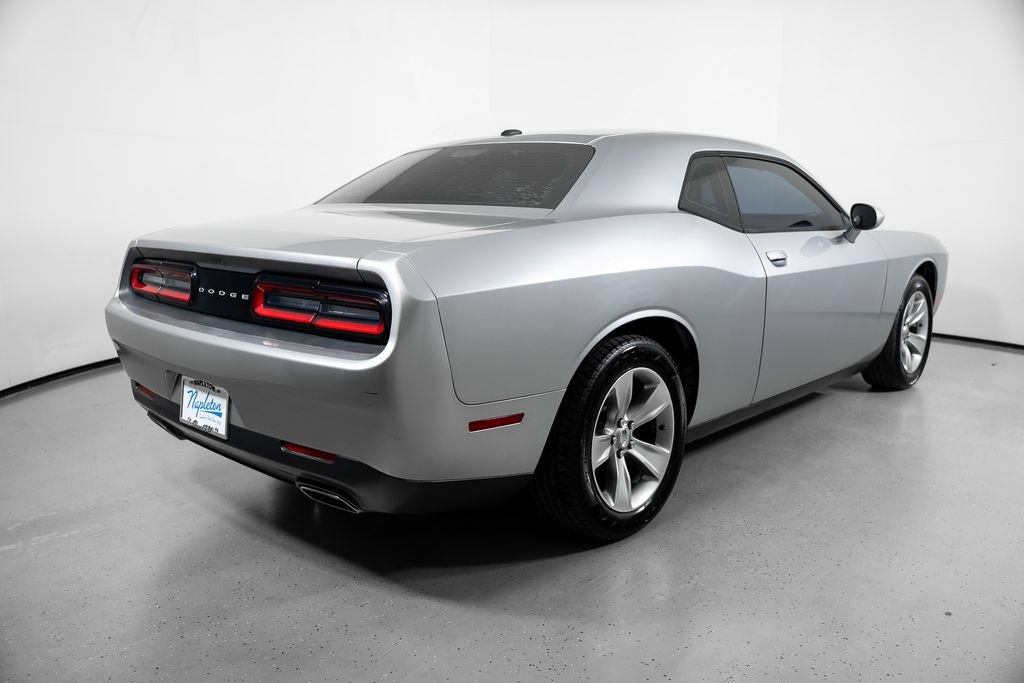 Used 2016 Dodge Challenger SXT RWD image 9
