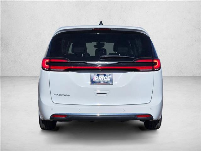 Used 2023 Chrysler Pacifica Touring-L FWD image 7