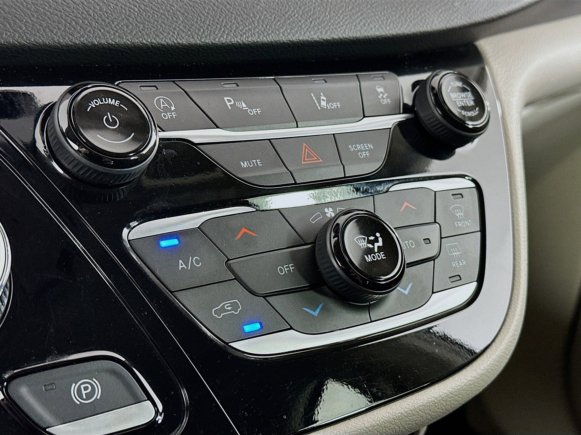 Used 2024 Chrysler Pacifica Touring-L image 23