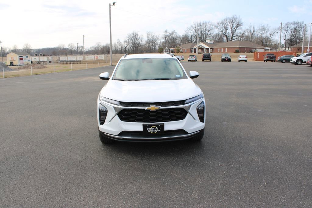 Used 2025 Chevrolet Trax LT w/ LT Convenience Package image 3