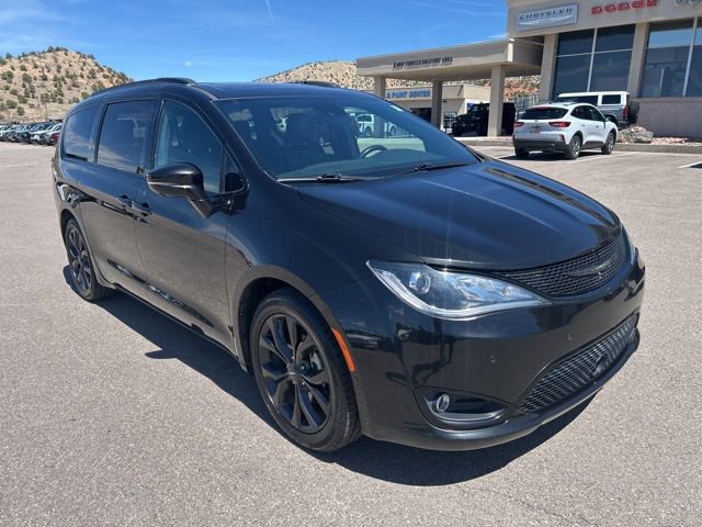 Used 2018 Chrysler Pacifica Limited w/ Advanced Safetytec Group FWD image 3