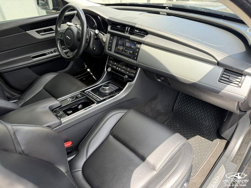 Used 2018 Jaguar XF Premium RWD image 17