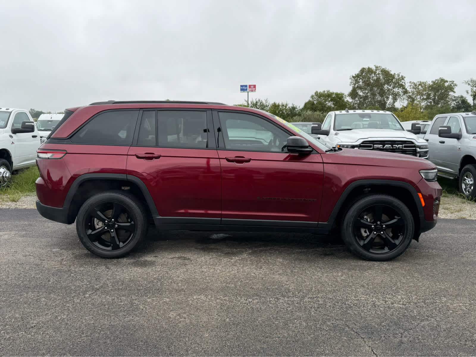 Used 2023 Jeep Grand Cherokee Altitude AWD/4WD image 9