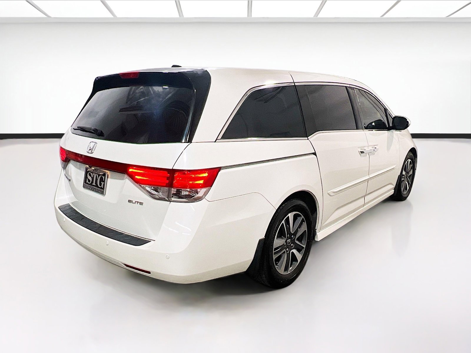 Used 2016 Honda Odyssey Touring Elite image 4