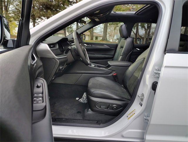 New 2025 Jeep Grand Cherokee Altitude image 2