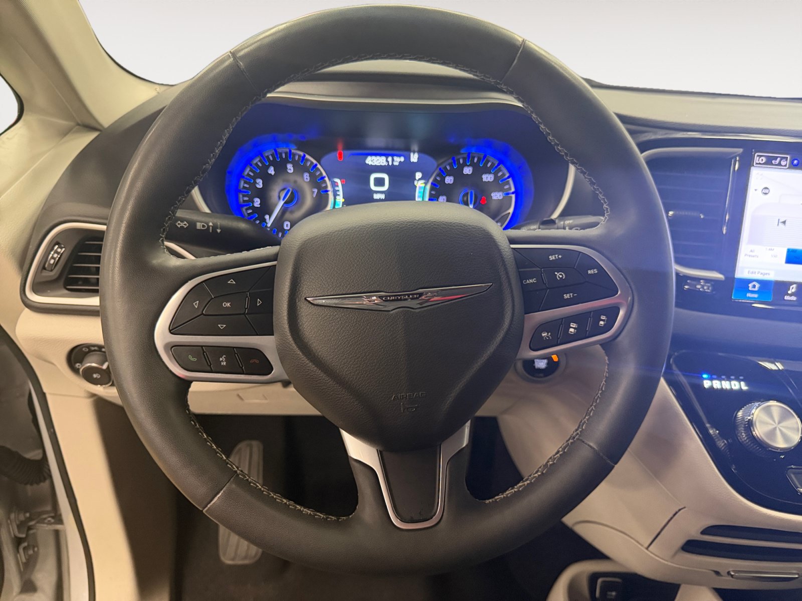 Used 2024 Chrysler Pacifica Touring-L FWD image 14
