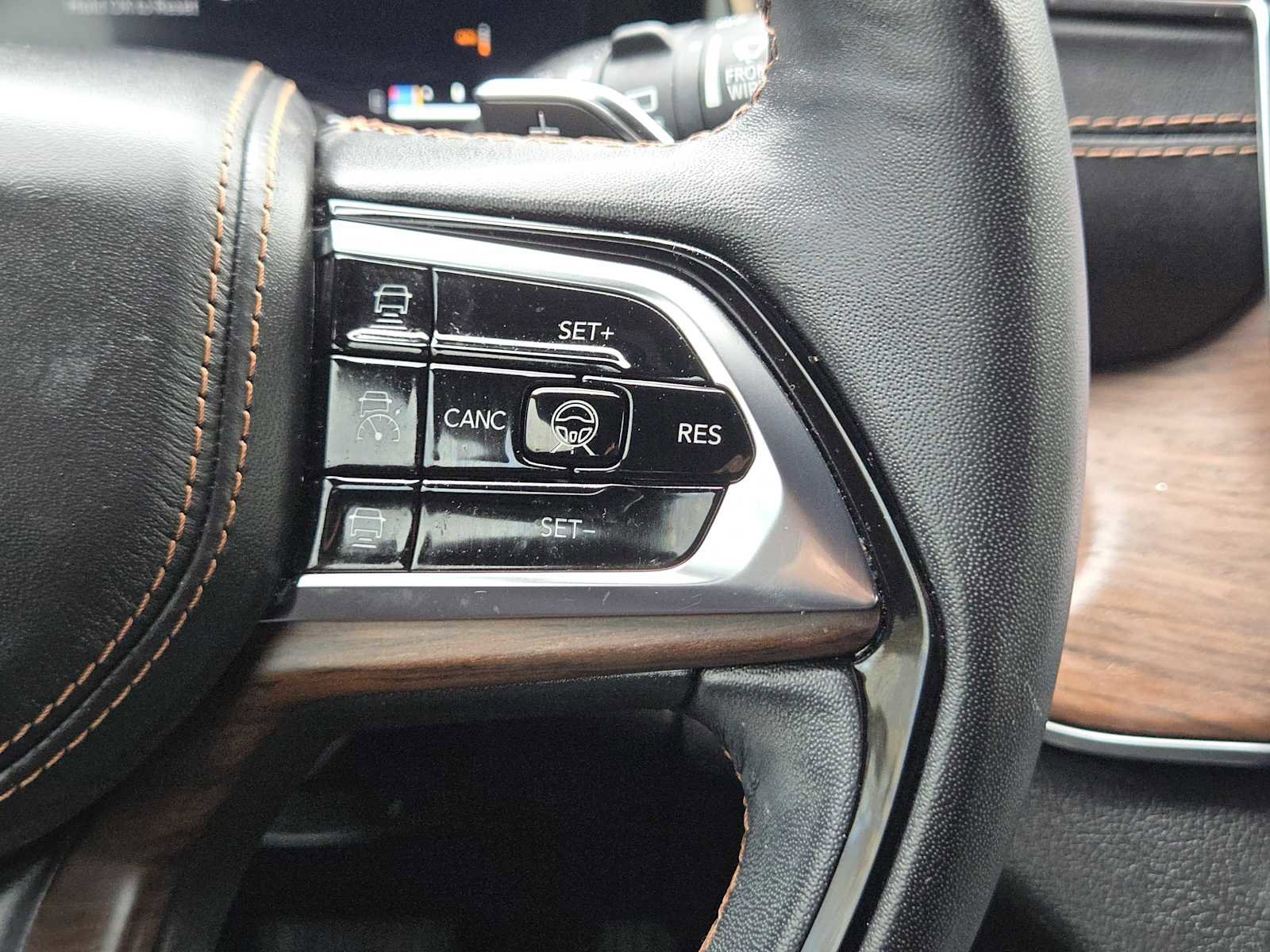 Used 2023 Jeep Grand Cherokee L Summit w/ Luxury Tech Group V image 28