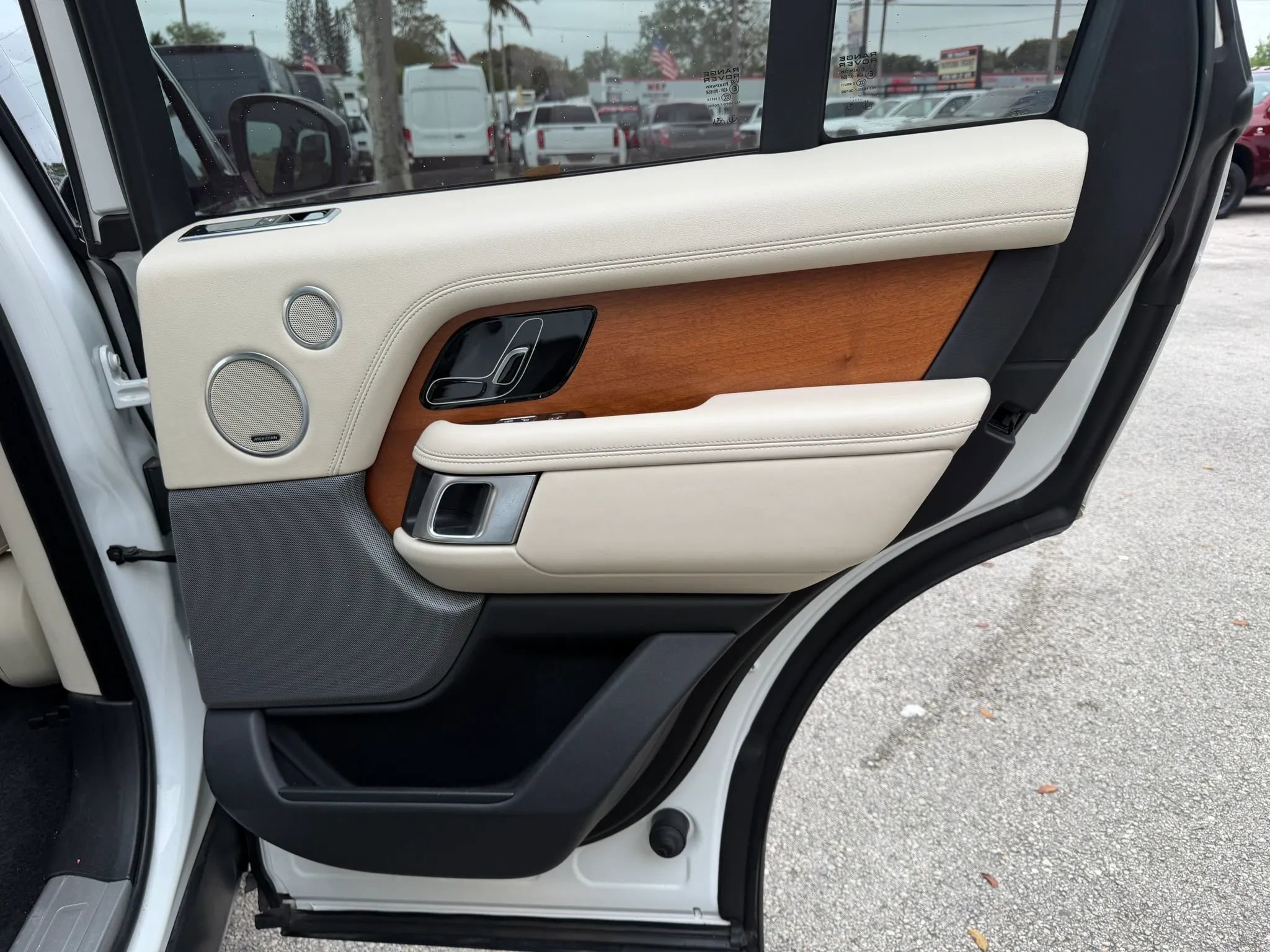 Used 2018 Land Rover Range Rover HSE image 13