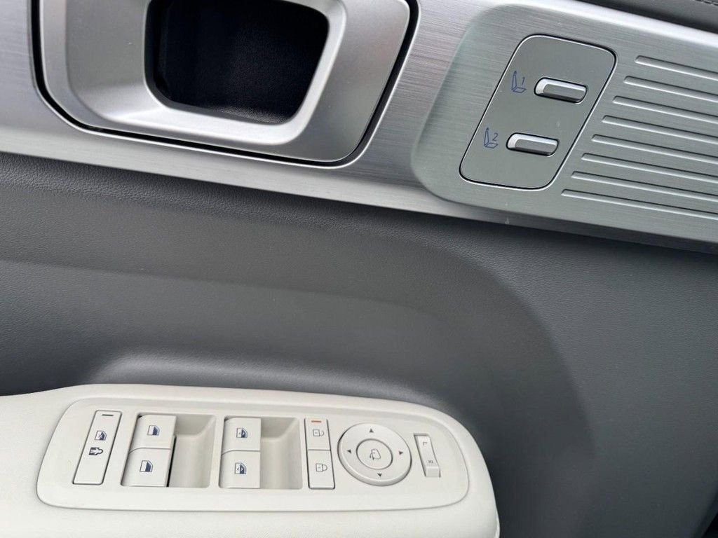 Certified 2025 Hyundai Santa Fe Limited image 17