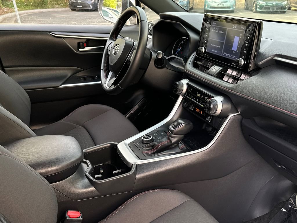 Used 2022 Toyota RAV4 SE w/ Weather & Moonroof Package image 13