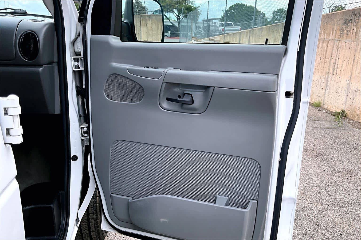 Used 2008 Ford E-350 and Econoline 350 XLT RWD image 21