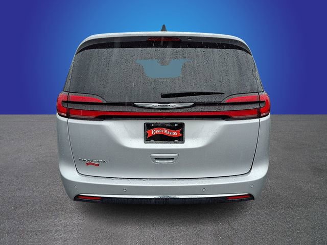 Used 2024 Chrysler Pacifica Touring-L image 6