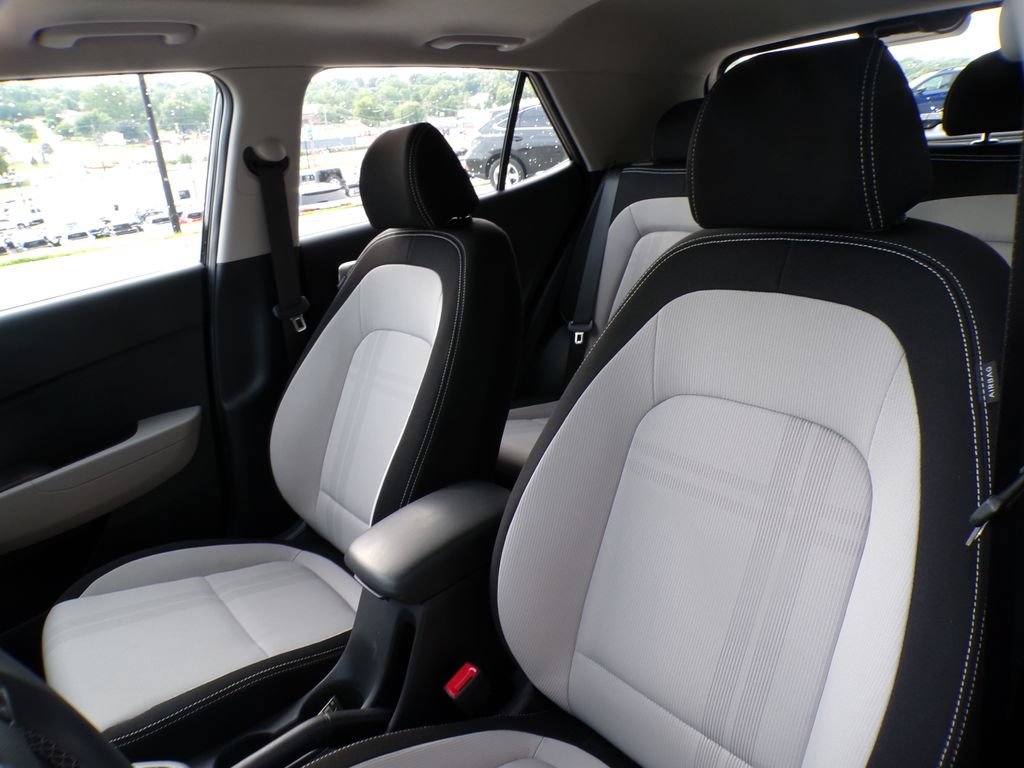 Used 2025 Hyundai Venue SEL FWD image 11