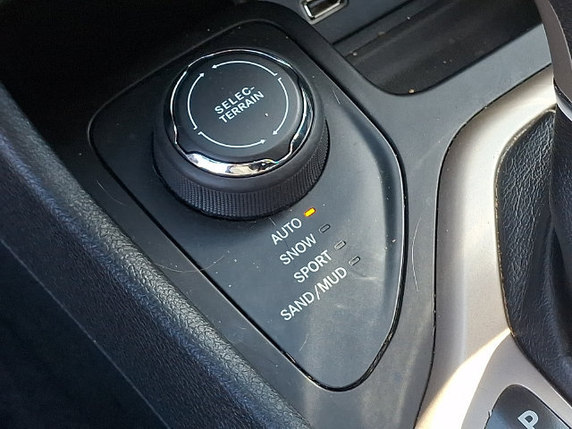 Used 2016 Jeep Cherokee Latitude AWD/4WD image 16