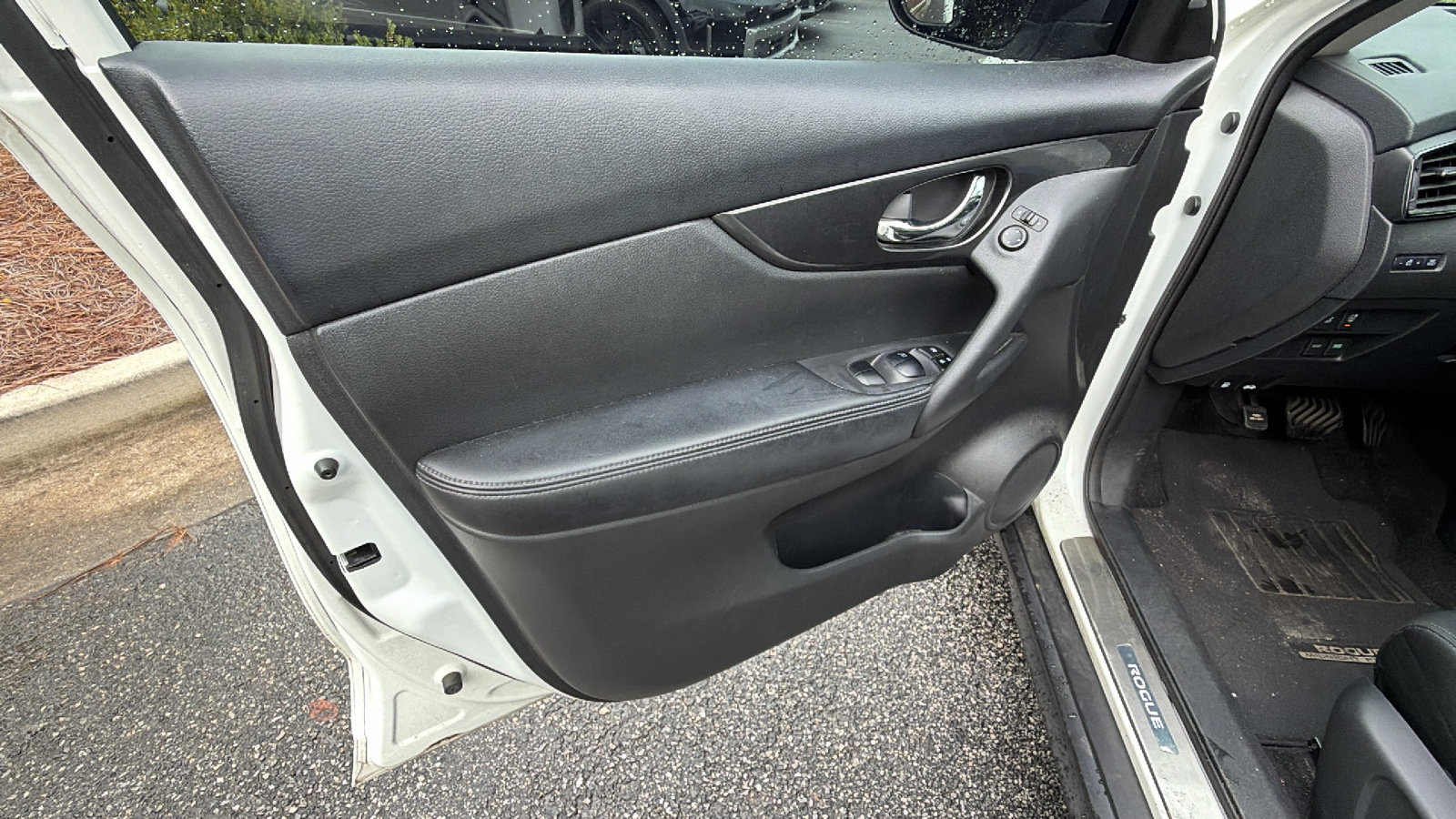 Used 2017 Nissan Rogue SV w/ Midnight Edition FWD image 14