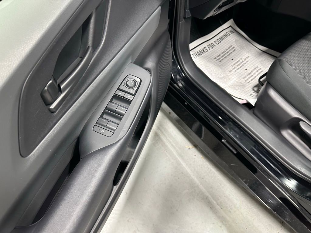 Used 2025 Toyota Prius LE FWD image 9