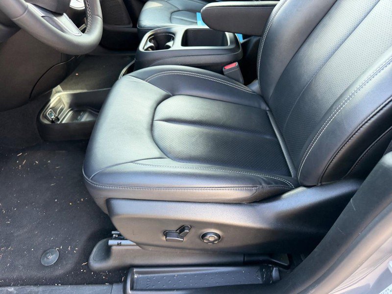 Used 2025 Chrysler Pacifica Select FWD image 22