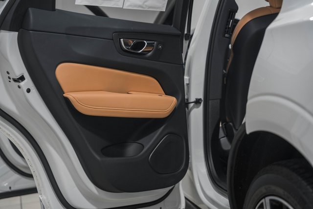 Used 2022 Volvo XC60 B5 Inscription w/ Climate Package image 35