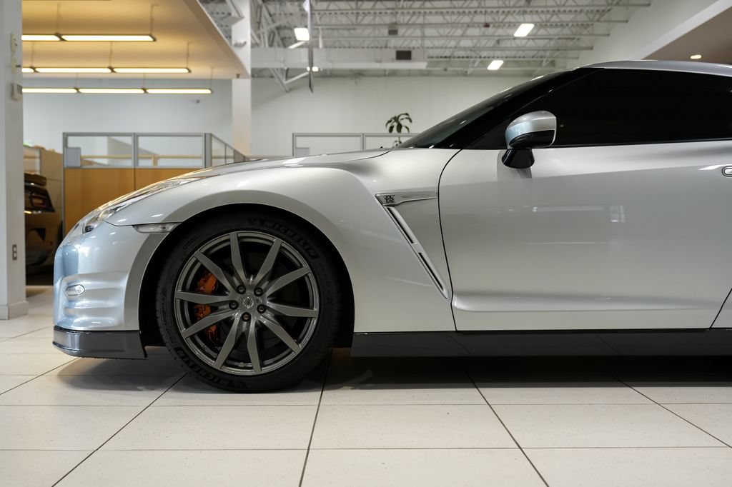 Used 2016 Nissan GT-R Premium AWD/4WD image 3
