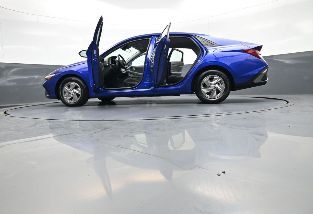 Used 2025 Hyundai Elantra SE FWD image 47
