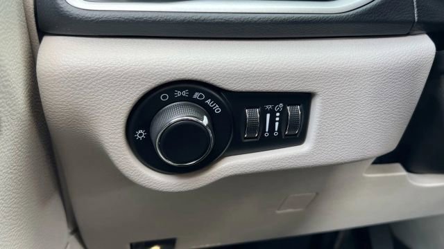 Used 2020 Chrysler Voyager Lxi image 86