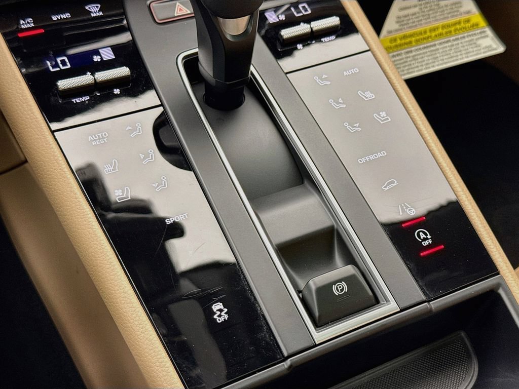 Certified 2025 Porsche Macan AWD/4WD image 22